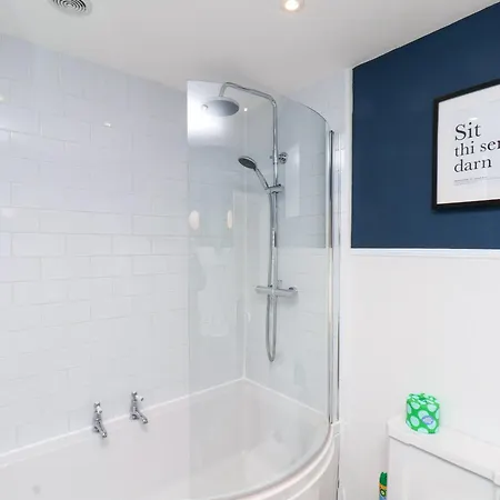 بيت للعطل Sixpence