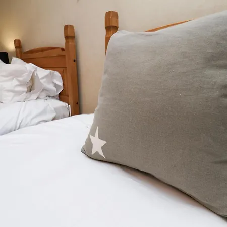 بيت للعطل Sixpence